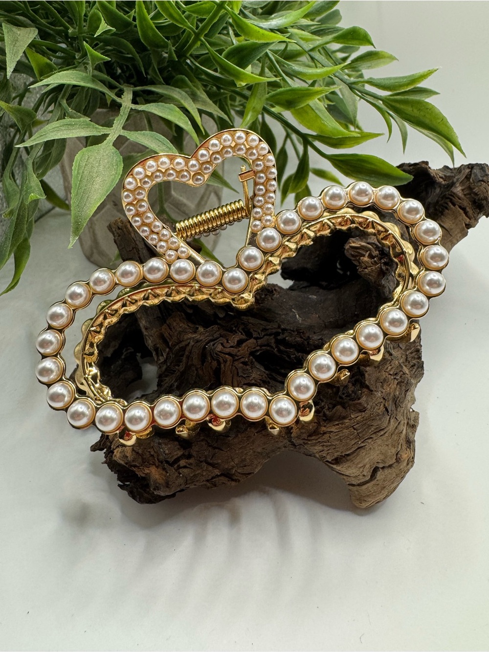 Hair clip, faux pearl heart shape on gold tone, EUC.